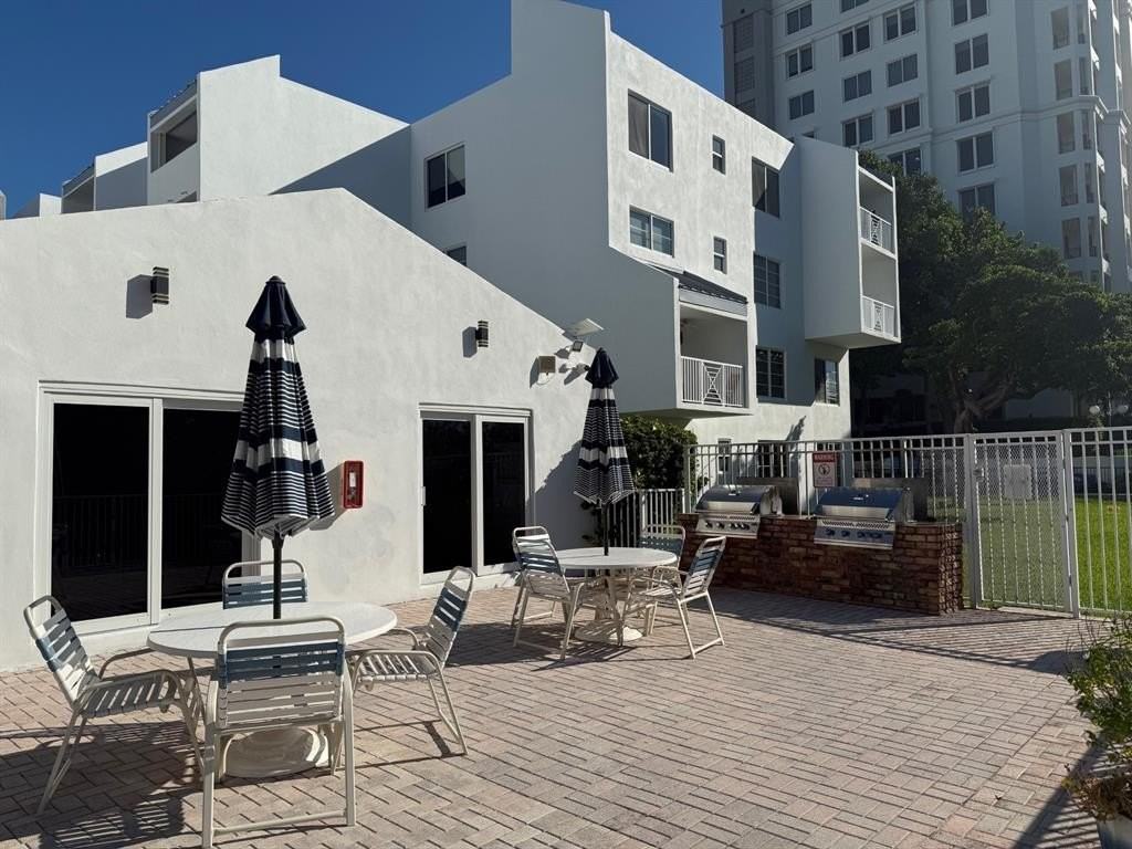 2840 Ne 14th Street Cswy - Photo 3 of 16