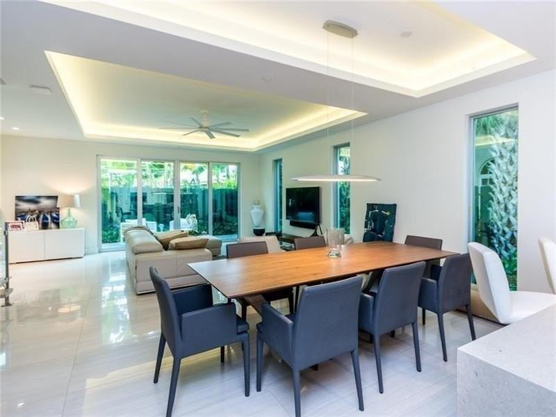 240 Shore Ct - Photo 3 of 40