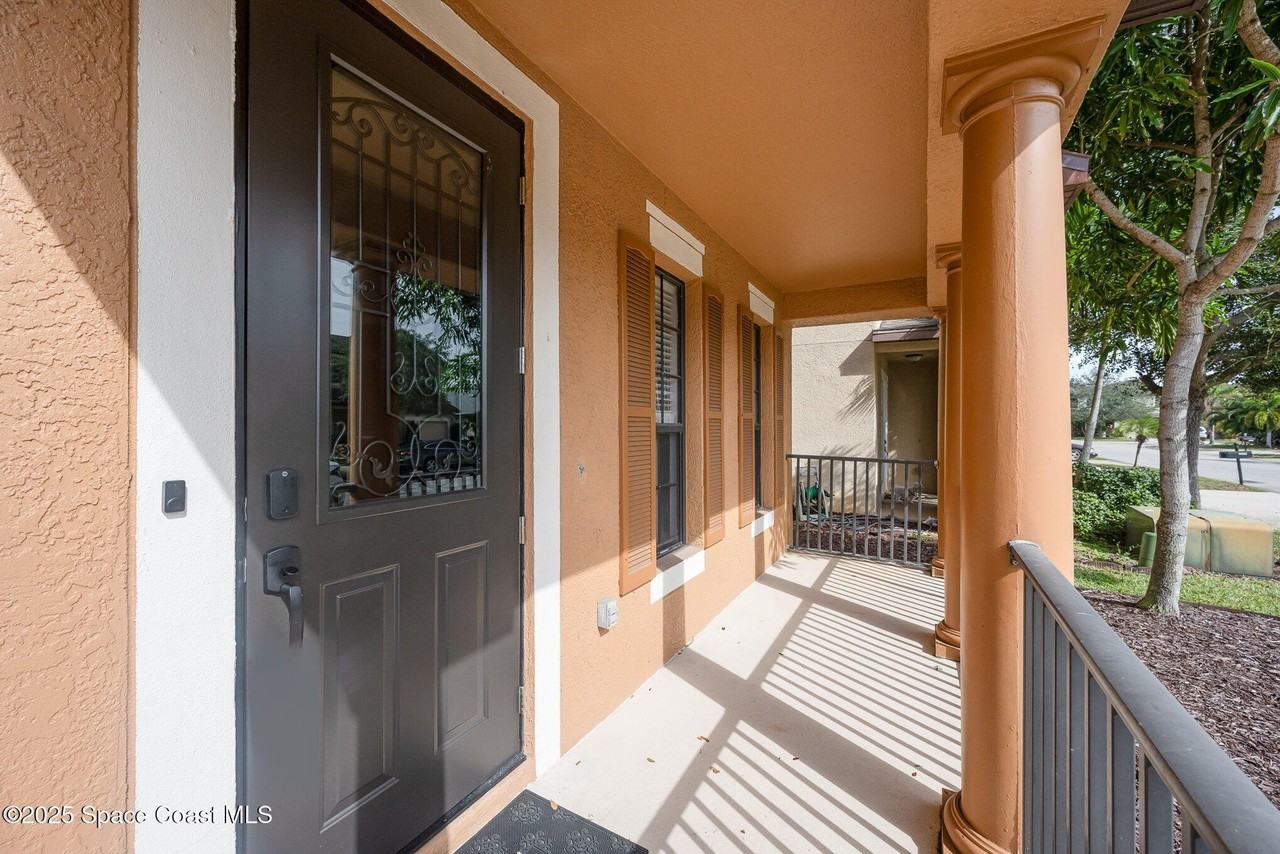 2842 Glenridge Circle - Photo 4 of 37