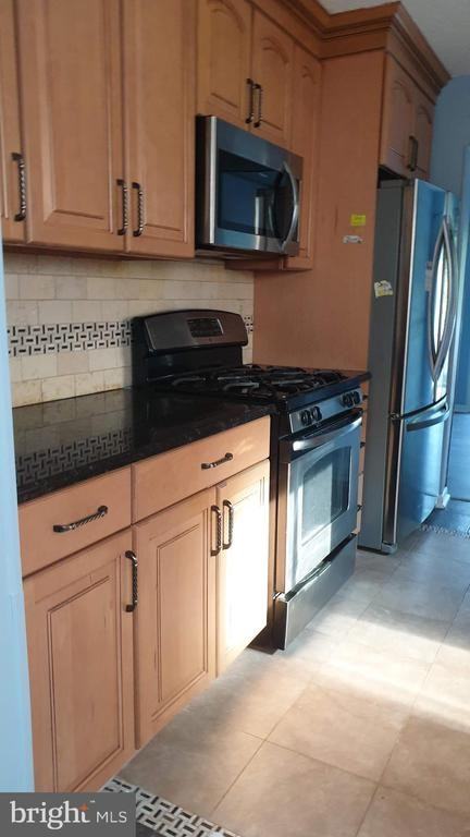 137 Hampshire Dr - Photo 4 of 38