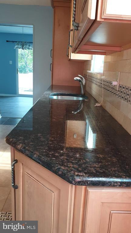 137 Hampshire Dr - Photo 5 of 38