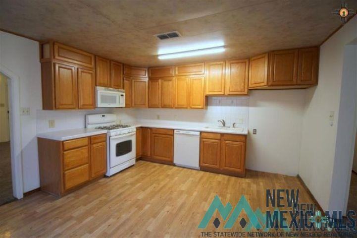 1421 Ross St - Photo 4 of 32