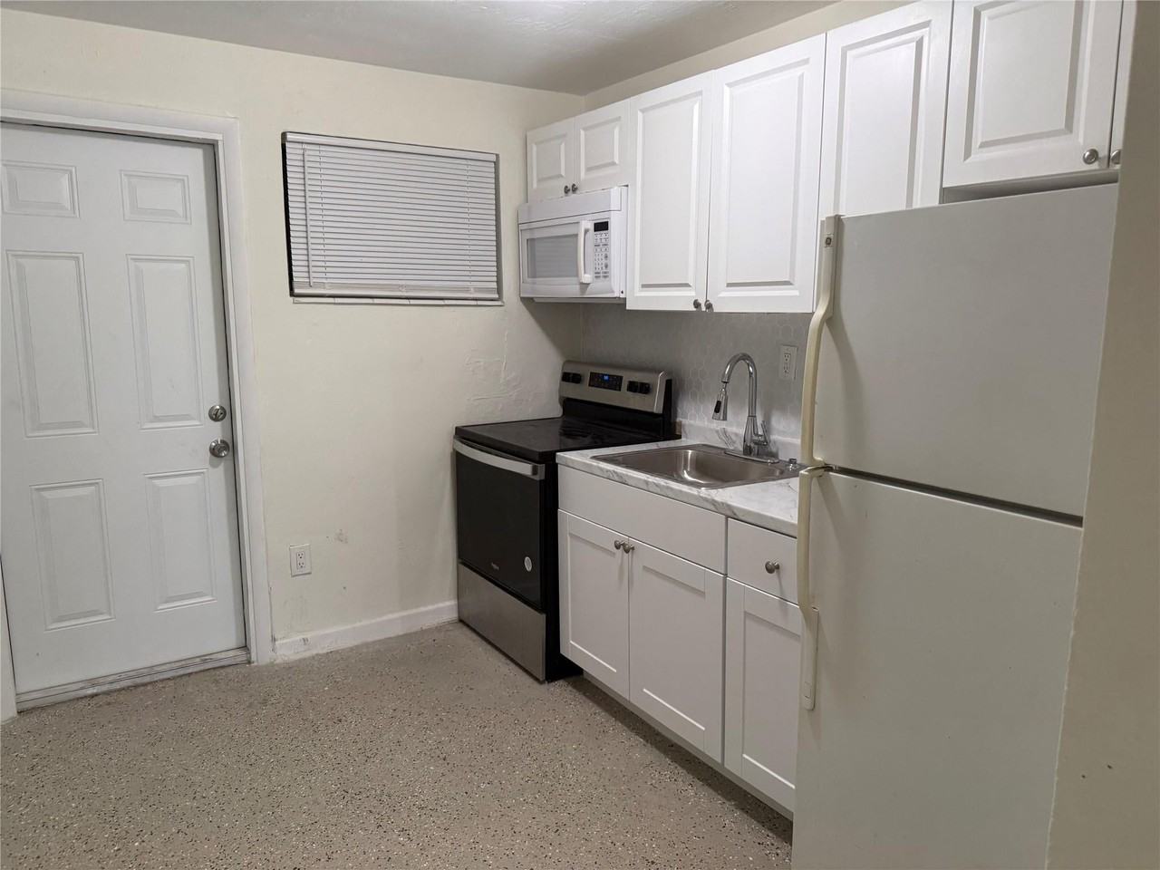 2830 Nw 15th Ct - Photo 3 of 10