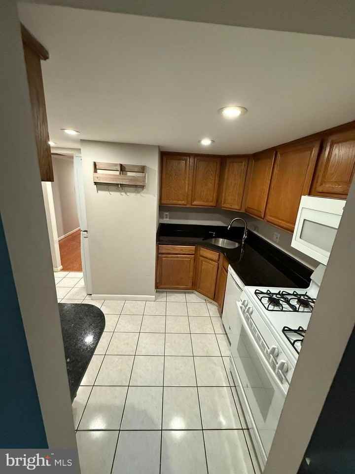 1404 Northgate Square #4-12B - Photo 2 of 10