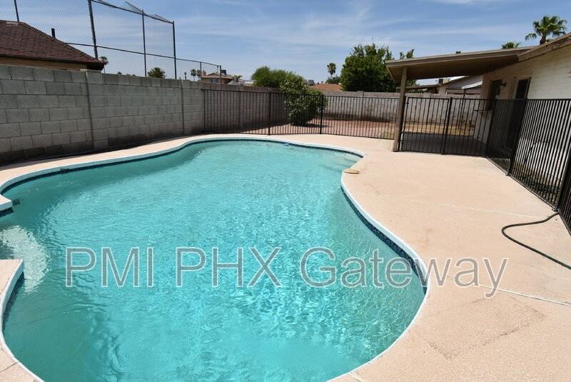 15424 N 31st Dr - Photo 2 of 8