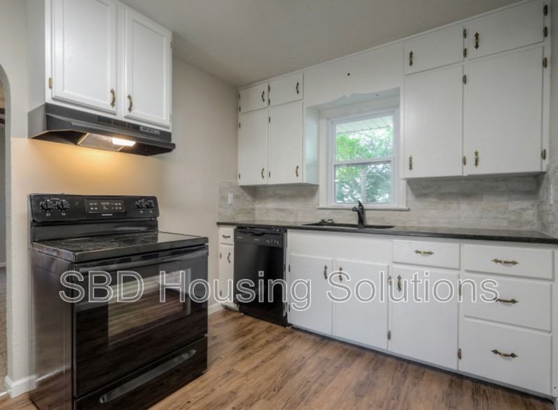 1002 Orchard Ave - Photo 2 of 10