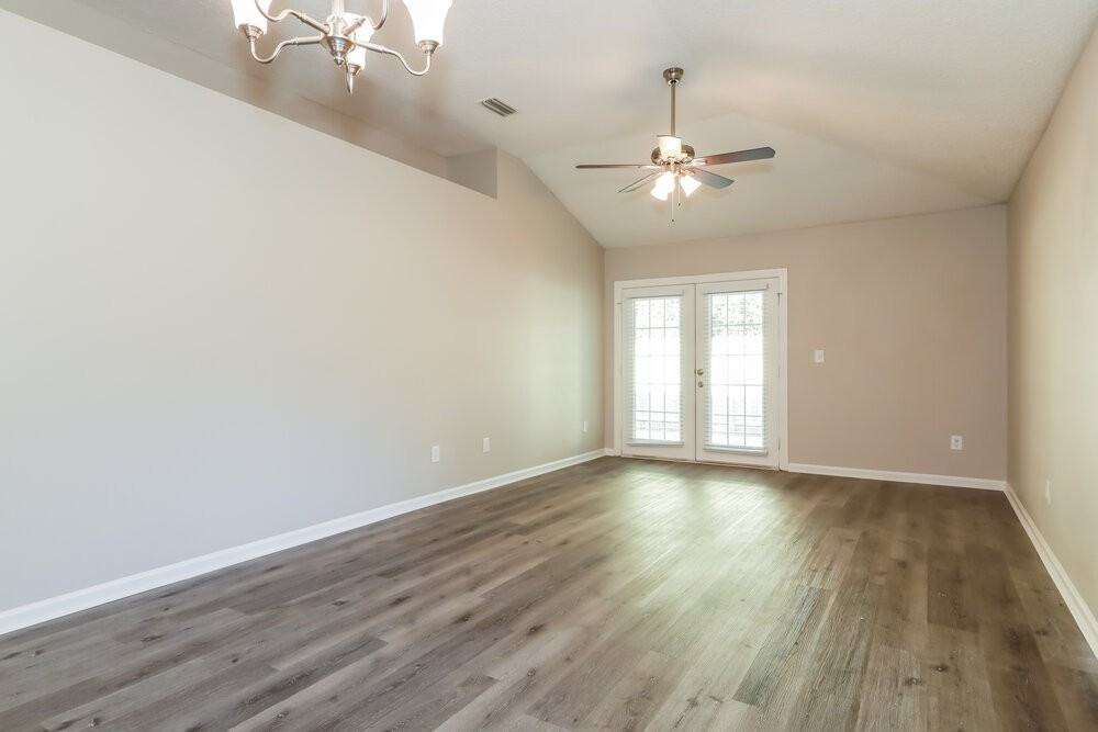 914 Walburg St - Photo 4 of 15