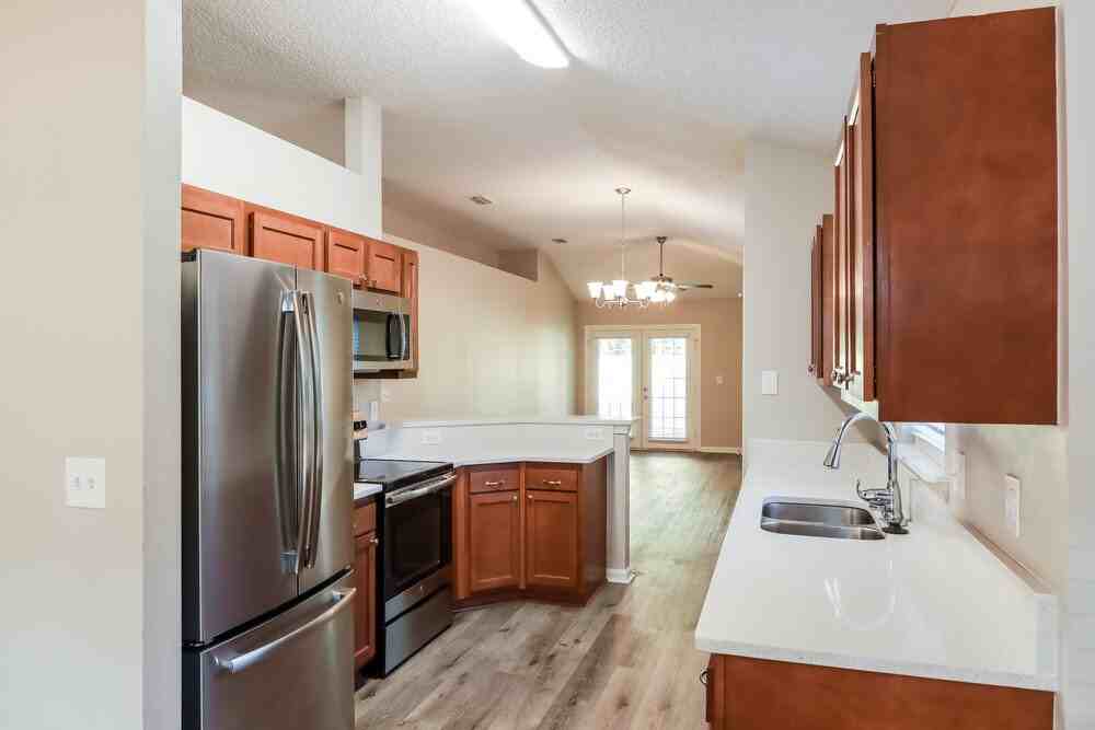 914 Walburg St - Photo 5 of 15