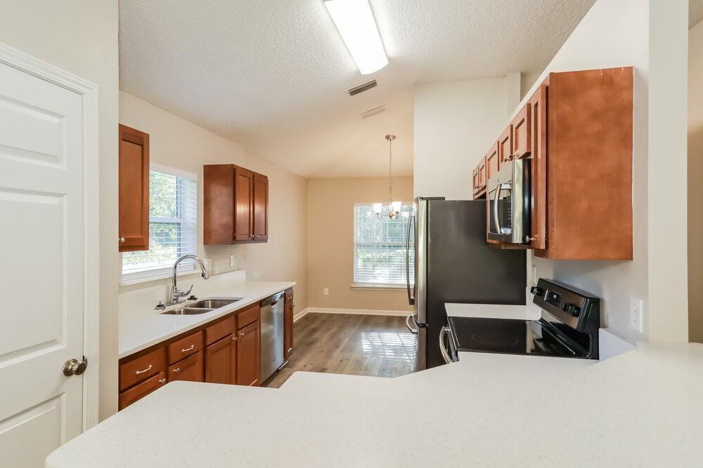 914 Walburg St - Photo 6 of 15