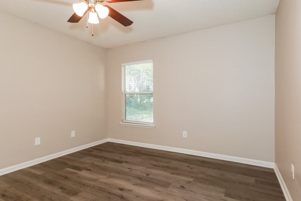 914 Walburg St - Photo 7 of 15