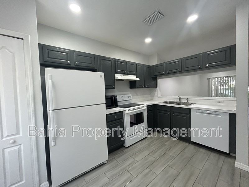 2320 Lake Woodberry Cir - Photo 4 of 17