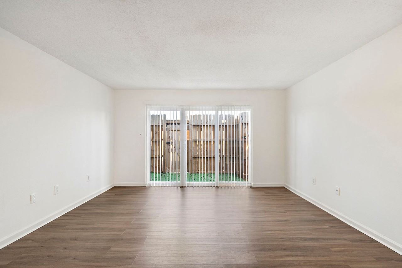 711 Holiday Dr - Photo 5 of 13