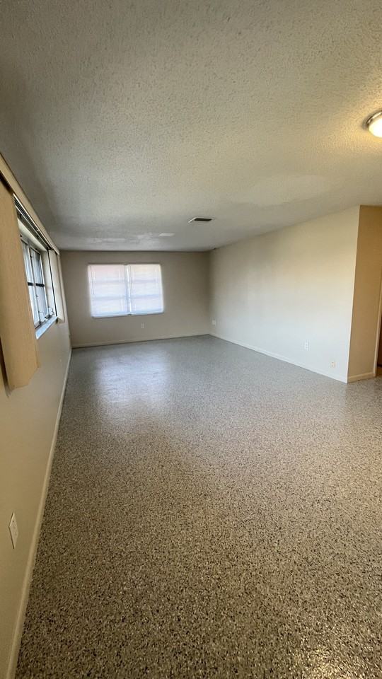 4608 Southeast 6th Avenue - Photo 3 of 19