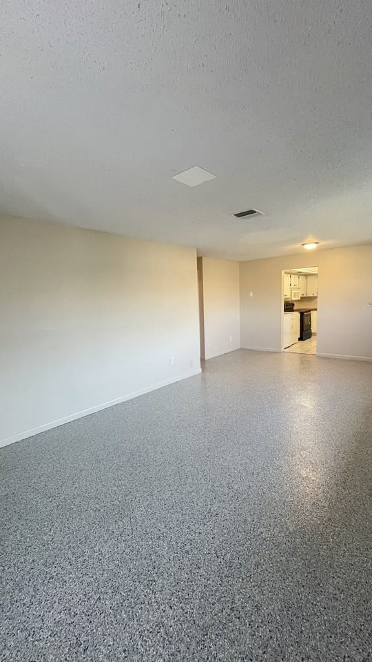 4608 Southeast 6th Avenue - Photo 4 of 19