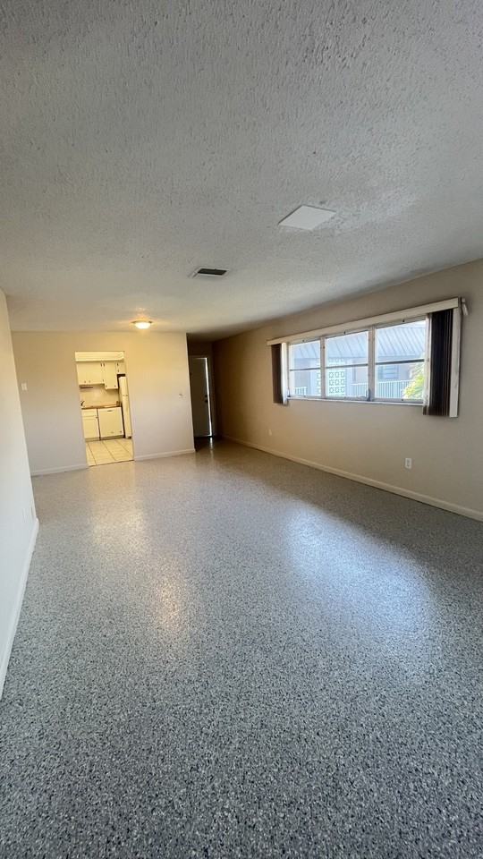 4608 Southeast 6th Avenue - Photo 5 of 19