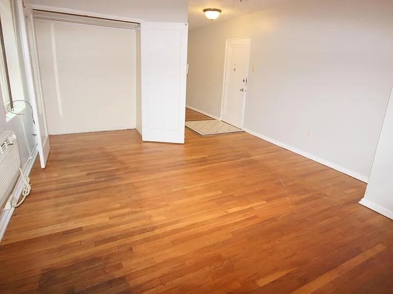 LONDON TERRACE APARTMENTS -- 014 - Photo 2 of 7
