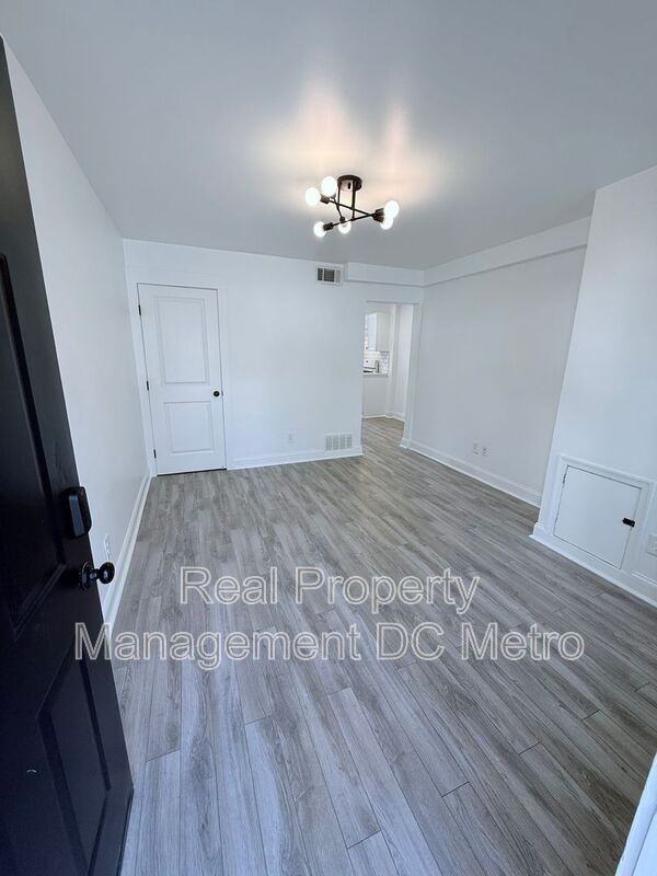 1447 Holbrook St Ne - Photo 5 of 18