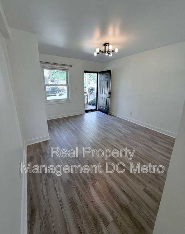 1447 Holbrook St Ne - Photo 6 of 18