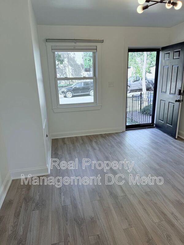 1447 Holbrook St Ne - Photo 7 of 17