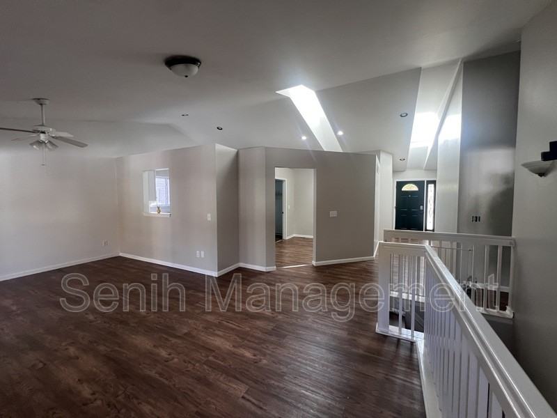 315 Victorian Ln - Photo 3 of 11