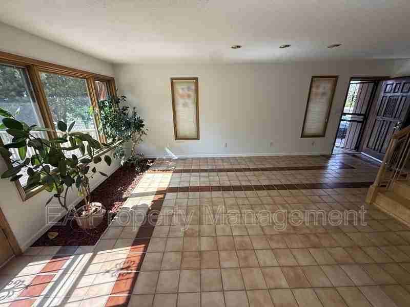 500 Oakwood Pl Ne - Photo 3 of 31