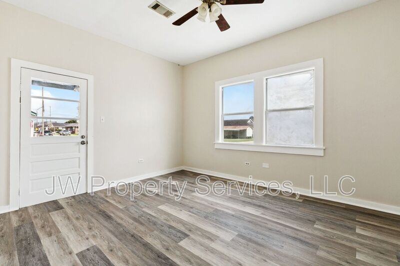 4200-4202 5Th St #4200-5thST - Photo 2 of 9