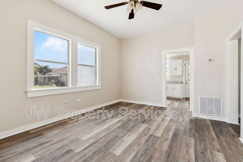 4200-4202 5Th St #4200-5thST - Photo 3 of 9