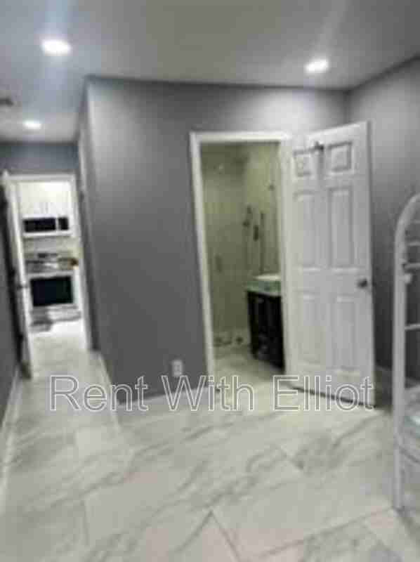 2218 Roosevelt St - Photo 2 of 10