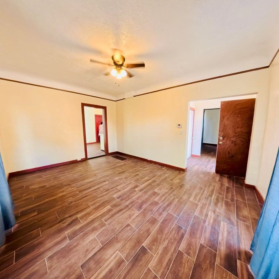 508 W 11th St - Photo 2 of 11