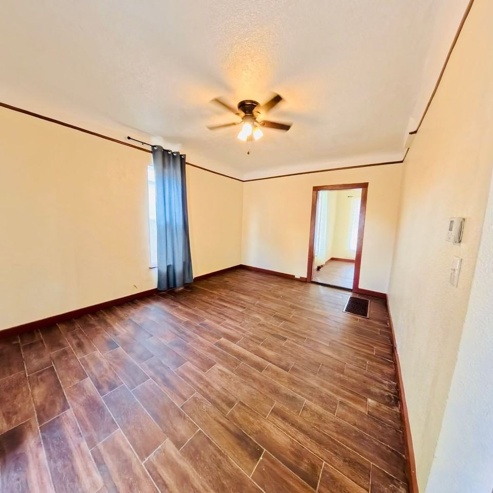 508 W 11th St - Photo 3 of 11