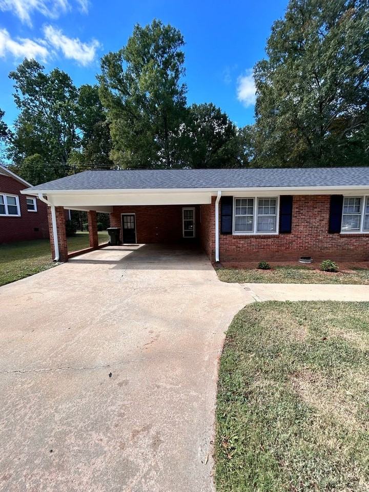 699 University Dr - Photo 3 of 16