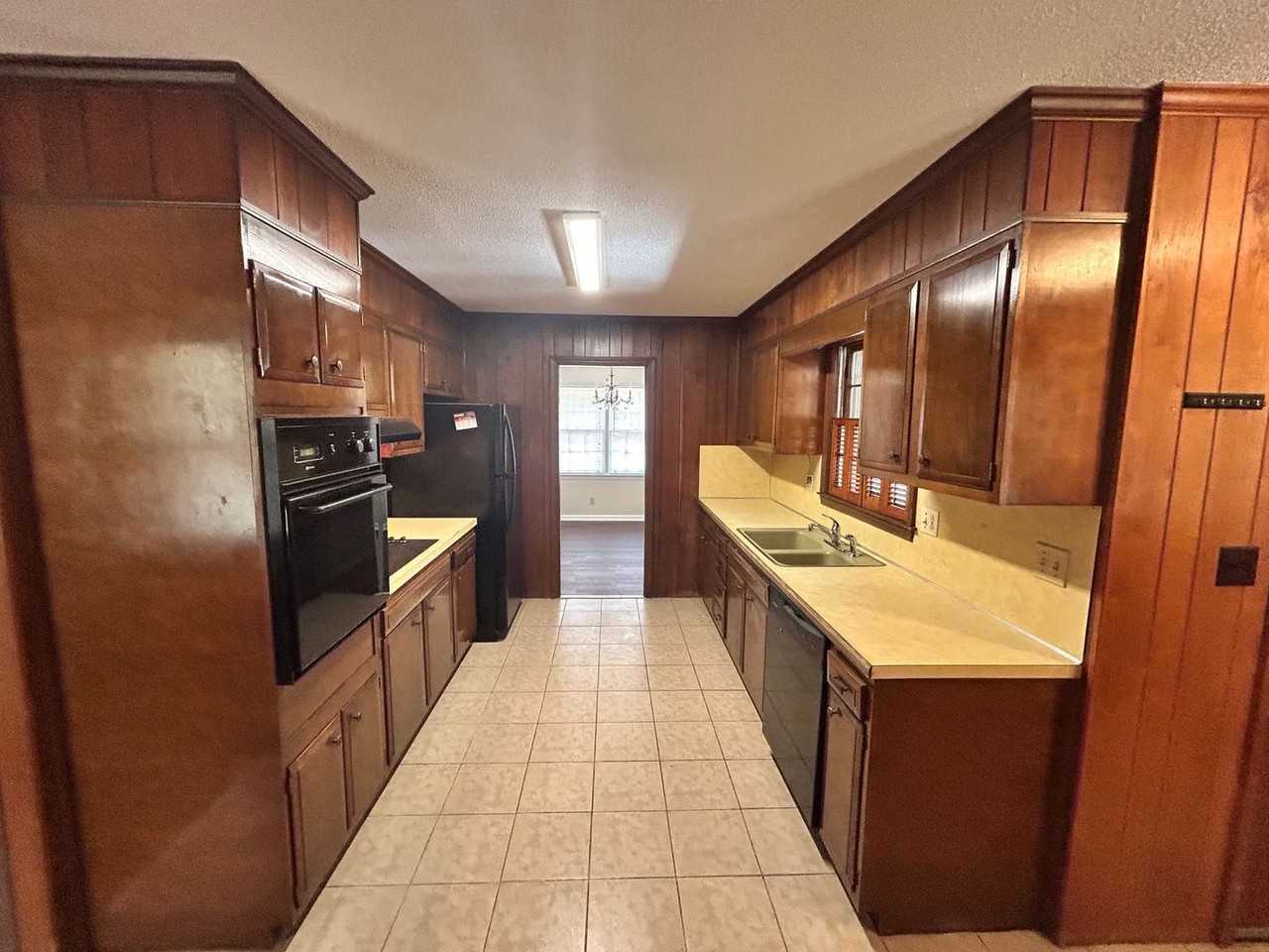 699 University Dr - Photo 4 of 16