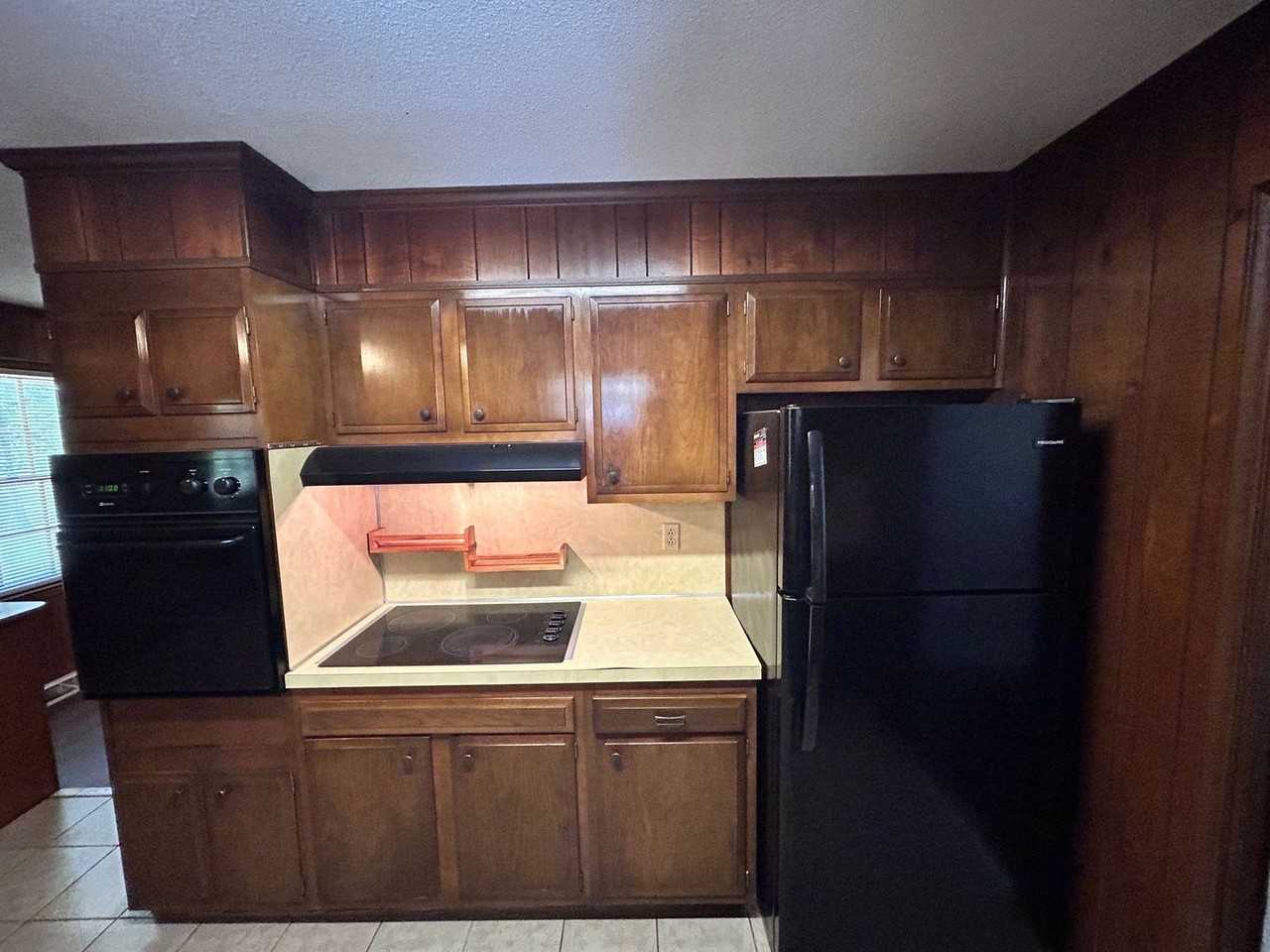 699 University Dr - Photo 5 of 16