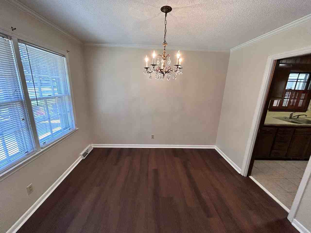 699 University Dr - Photo 6 of 16