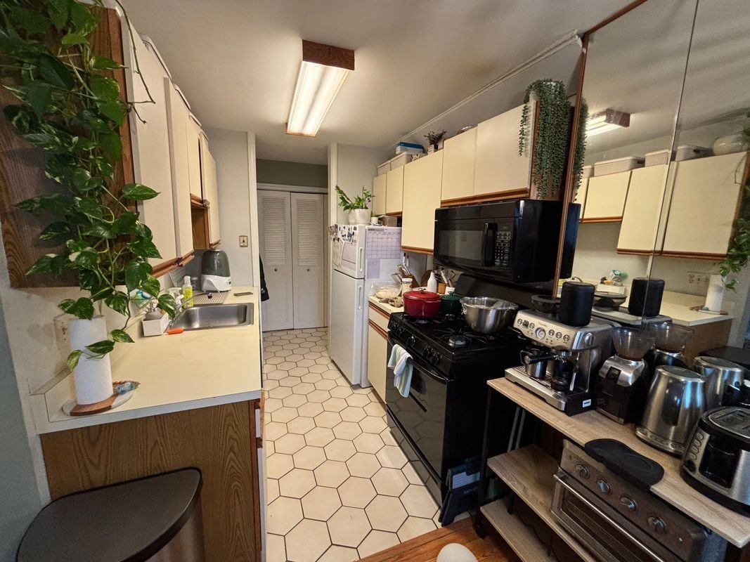 304 Regency Park Dr - Photo 3 of 9