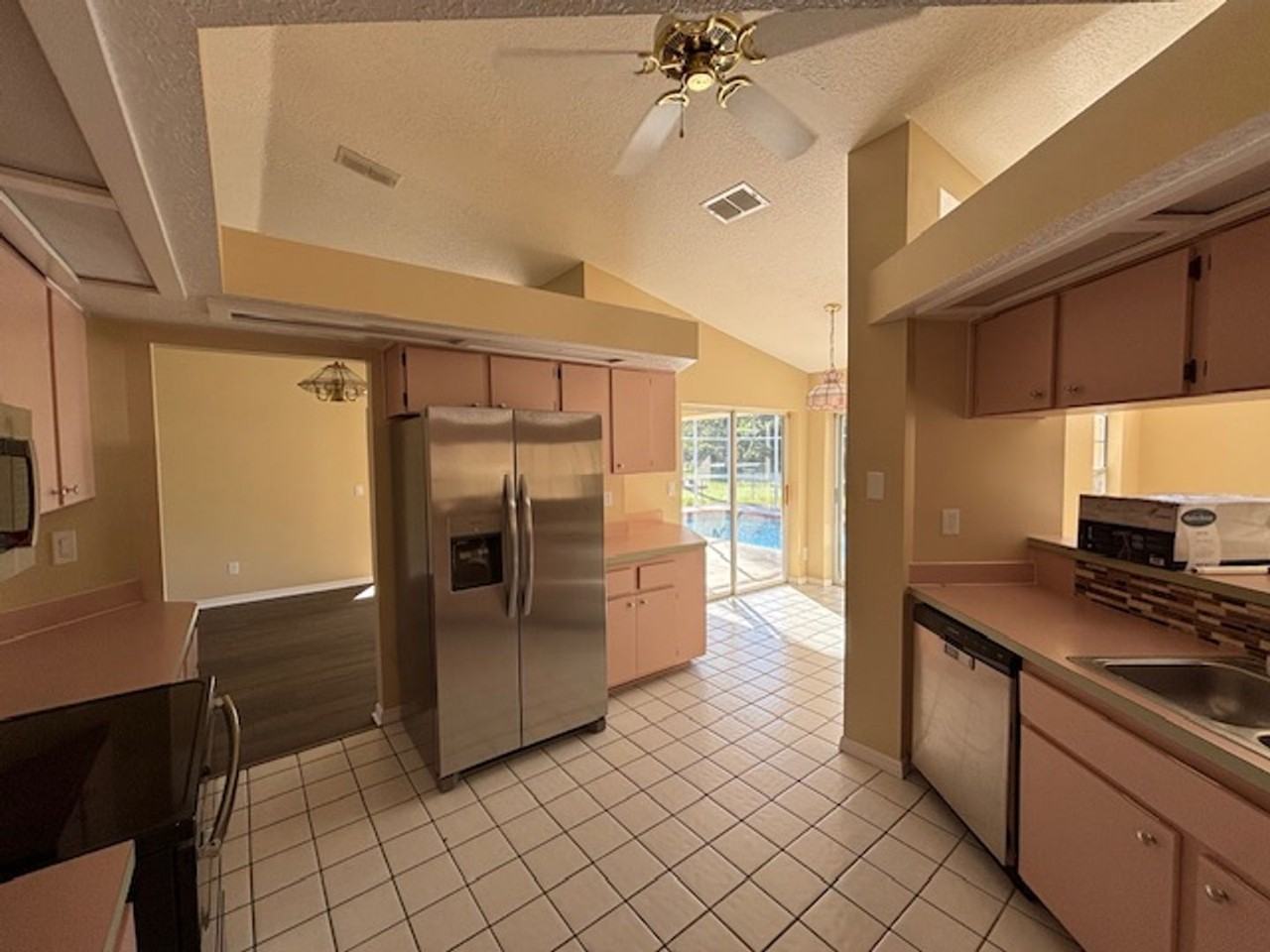 10422 Henderson St - Photo 4 of 26