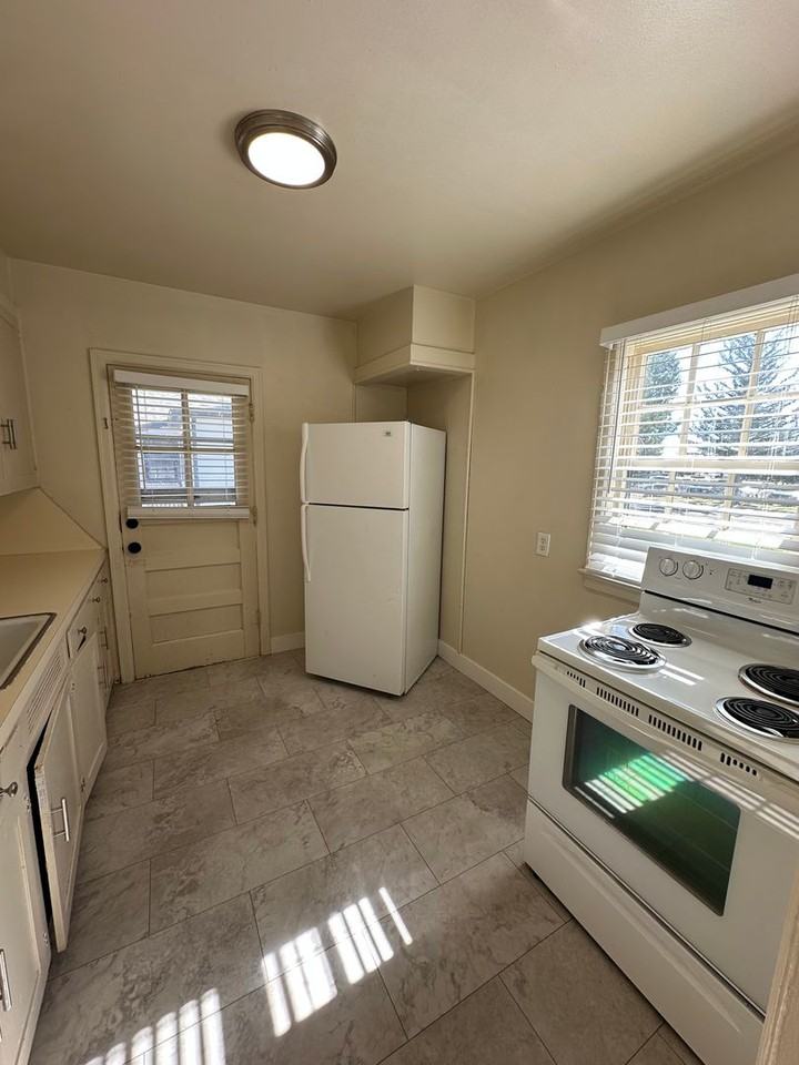 1705 Hugur Ave - Photo 2 of 9
