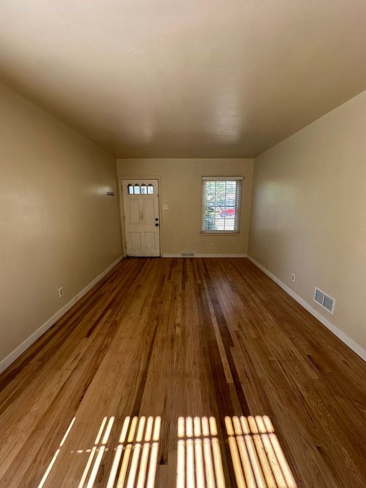 1705 Hugur Ave - Photo 3 of 9