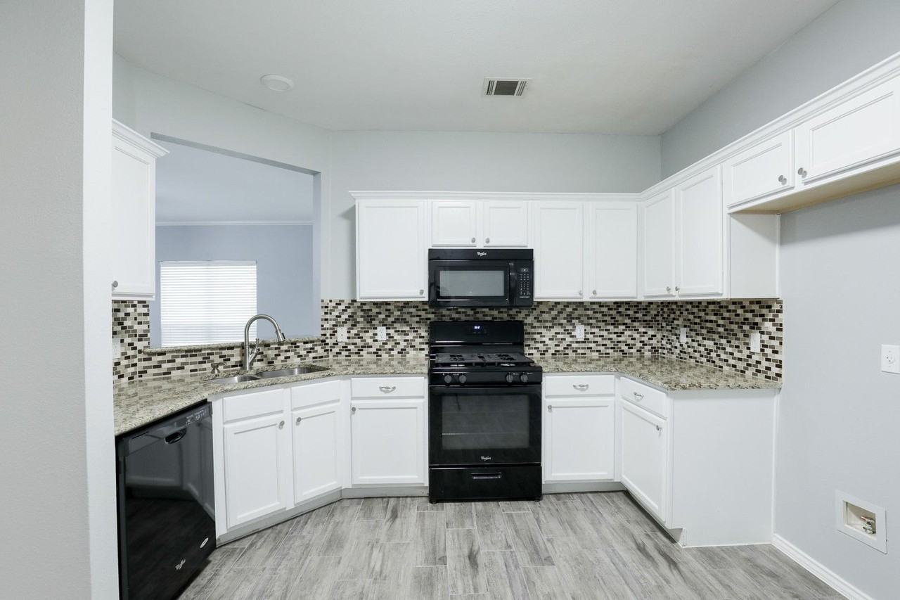 1707 Dublin Dr - Photo 7 of 38