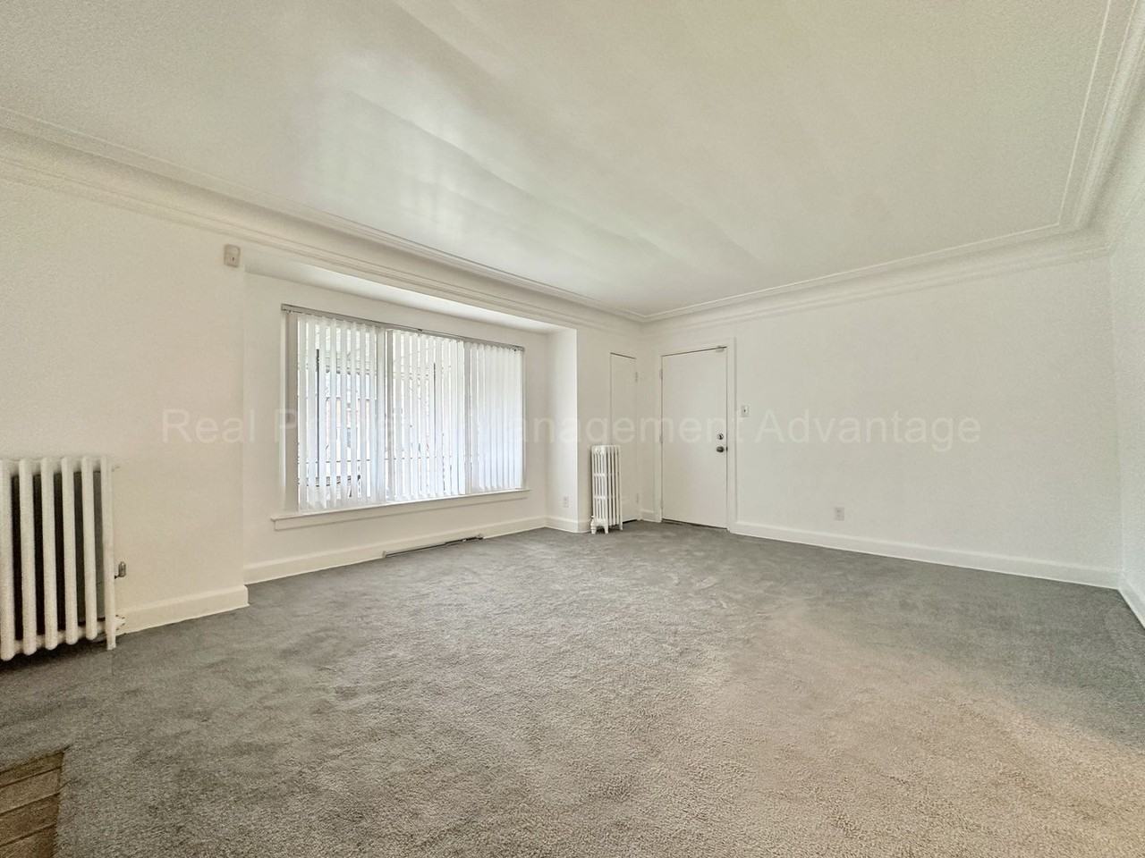 17512 Roselawn St - Photo 4 of 24