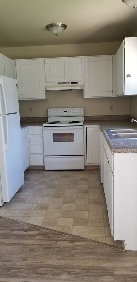 900 Camelot Ct - Photo 2 of 14