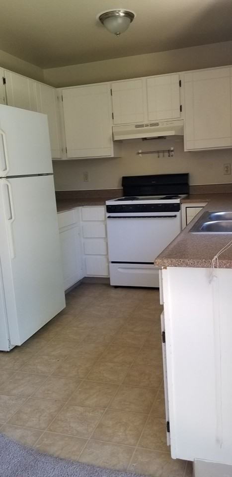 900 Camelot Ct - Photo 3 of 14