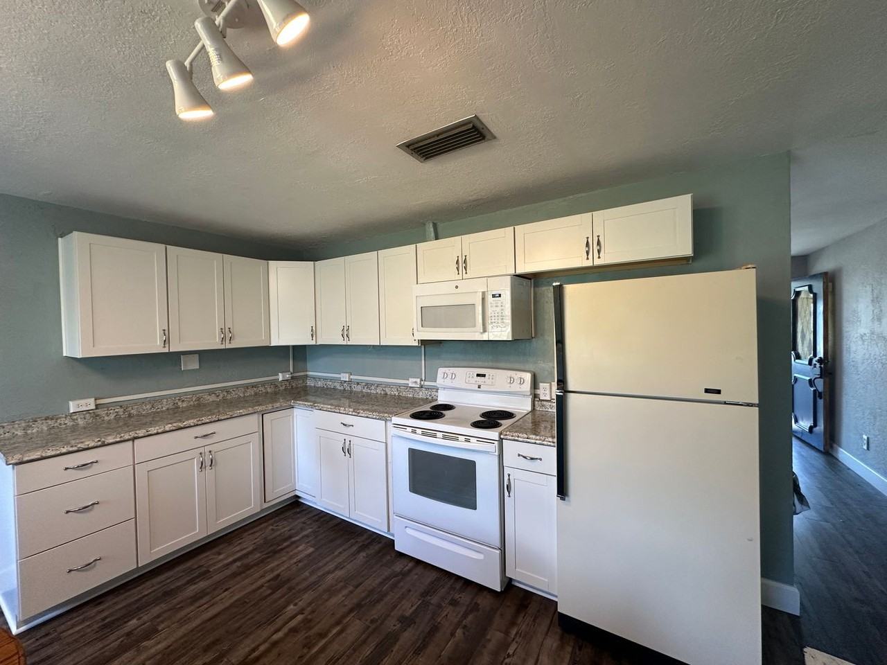 2356 Florida Blvd - Photo 2 of 12