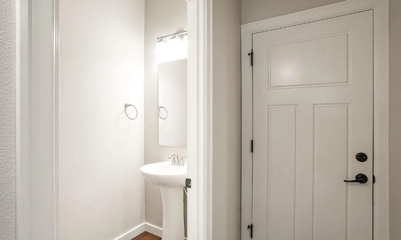 384 Market Street Northeast - Photo 6 of 37