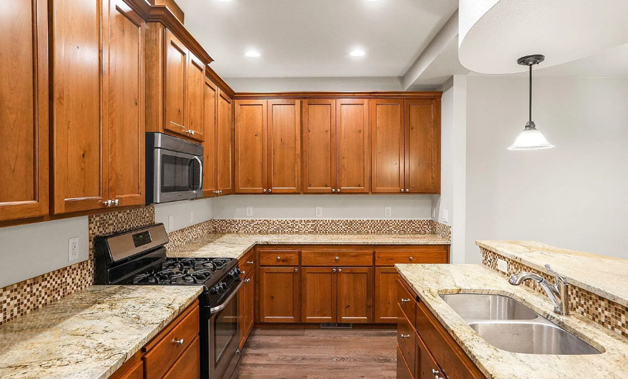 384 Market Street Northeast - Photo 7 of 37