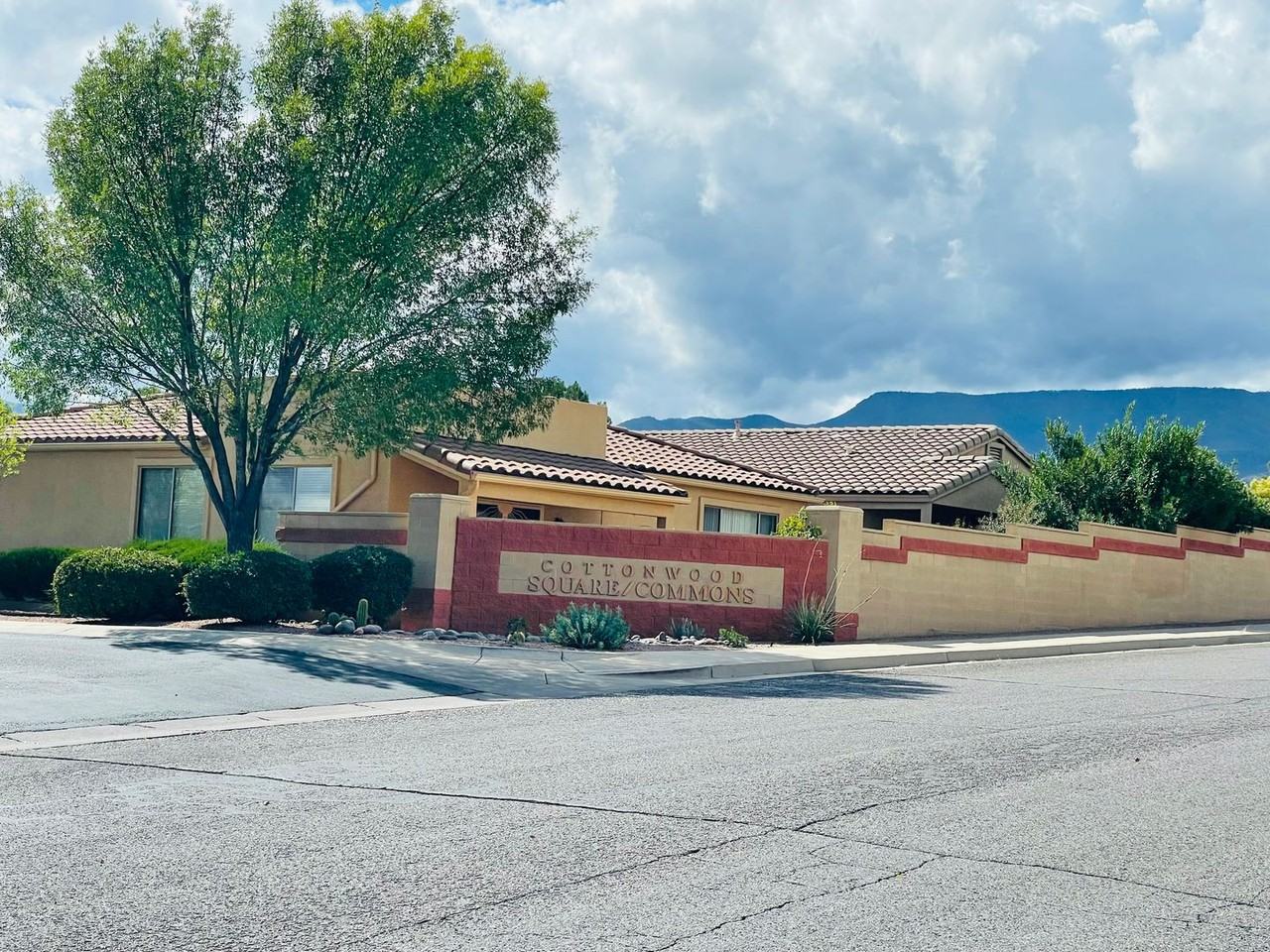 1743 East Parada Del Sol