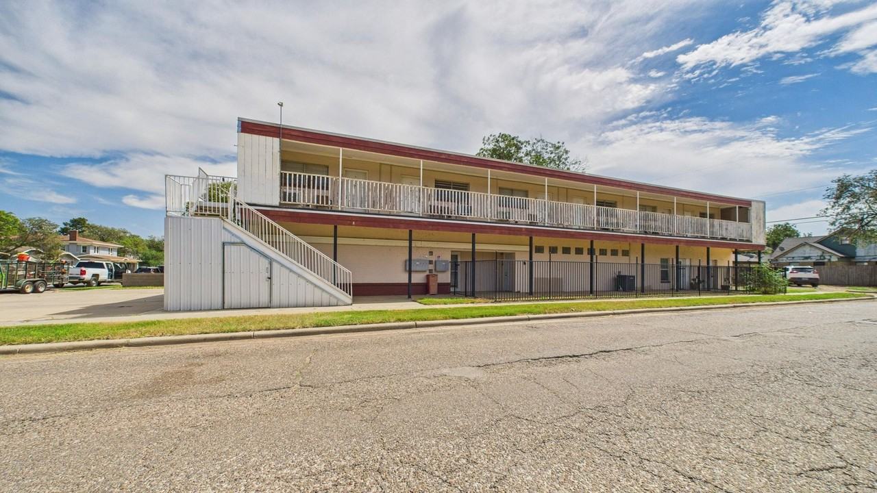 2123 15th St - Photo 2 of 17