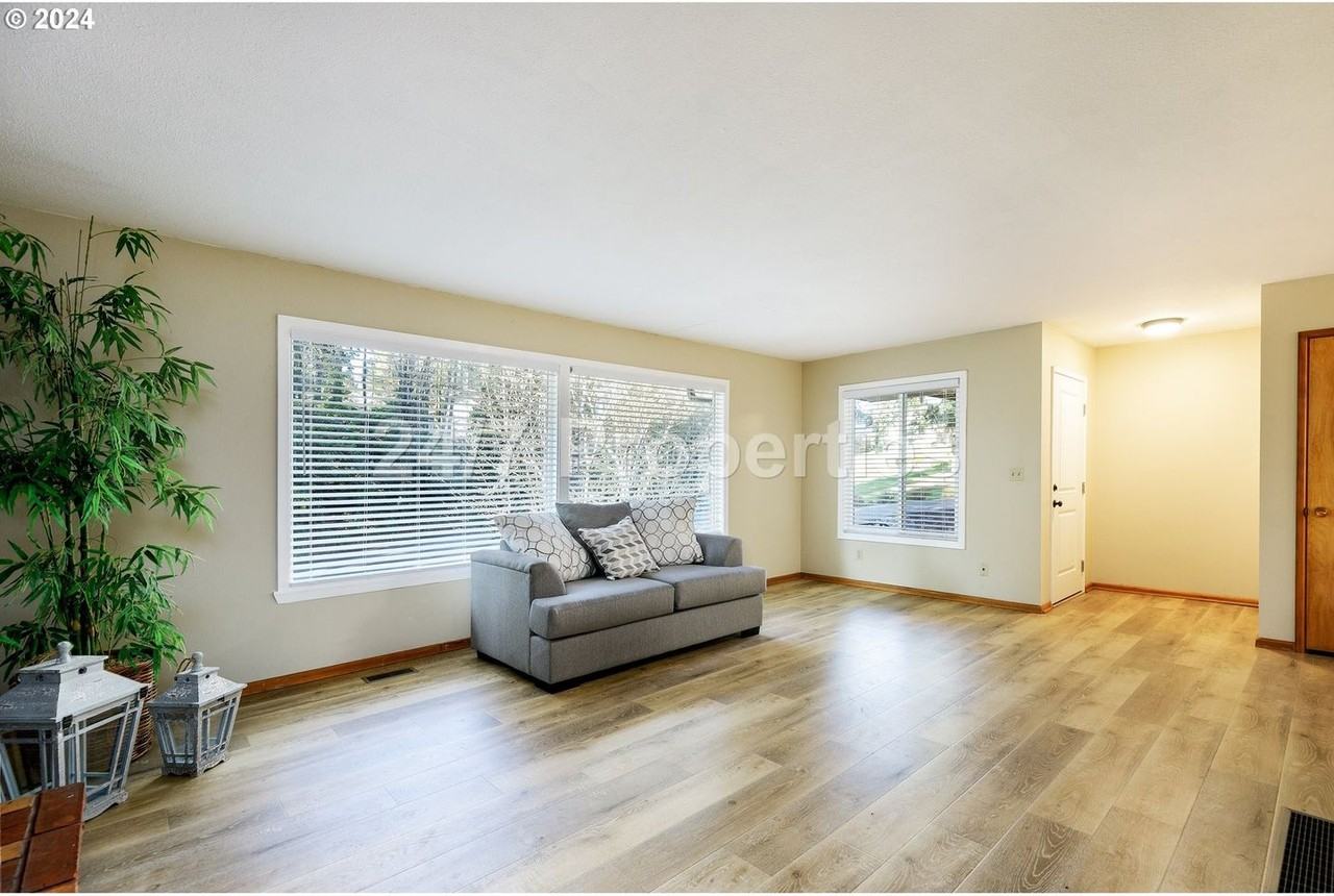 1103 Charman St - Photo 2 of 19