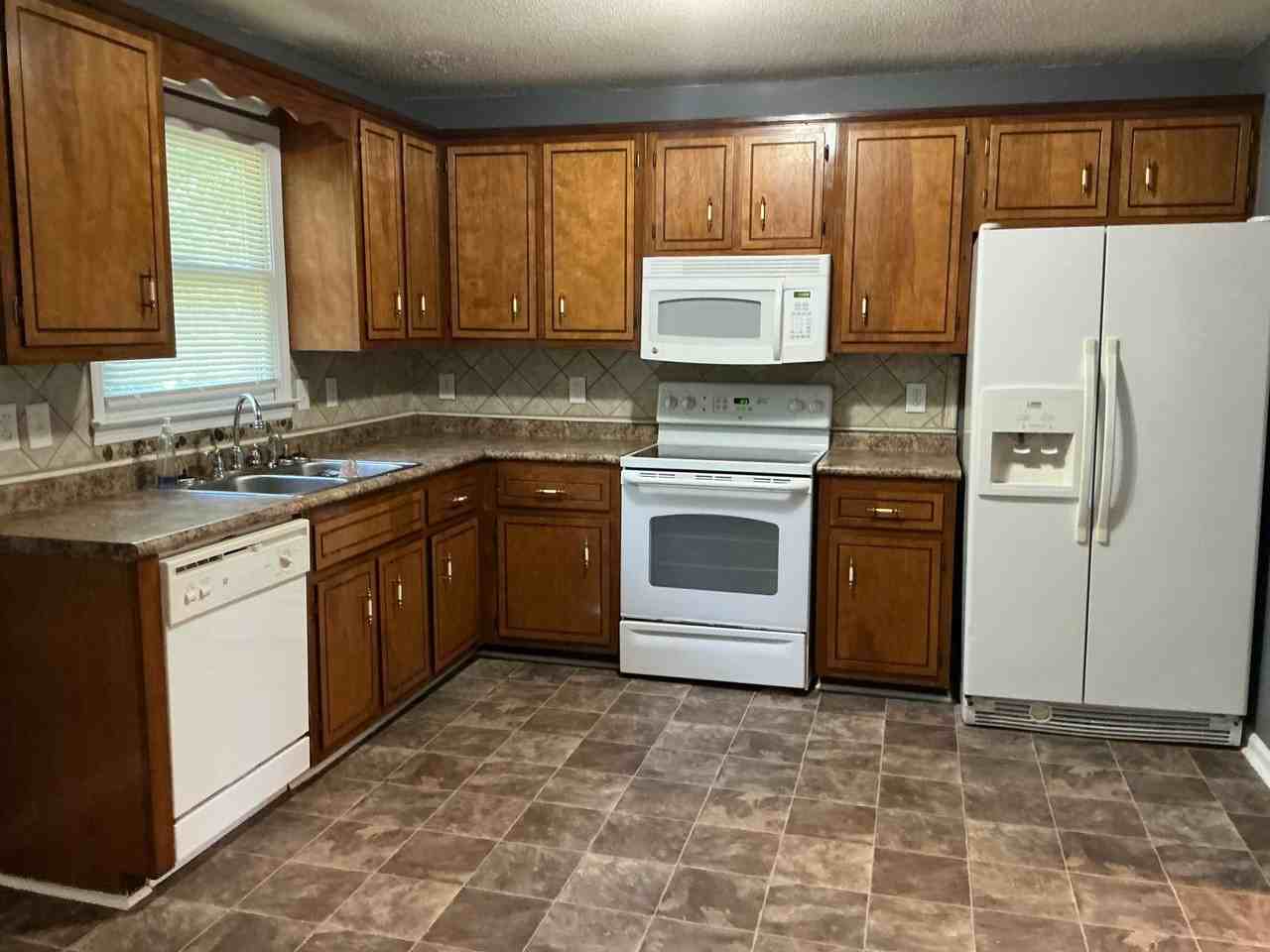 1705 Setter Rd - Photo 3 of 17