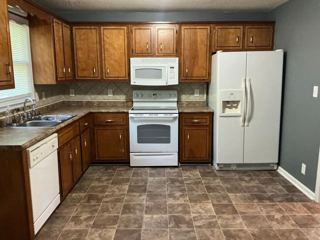 1705 Setter Rd - Photo 4 of 17